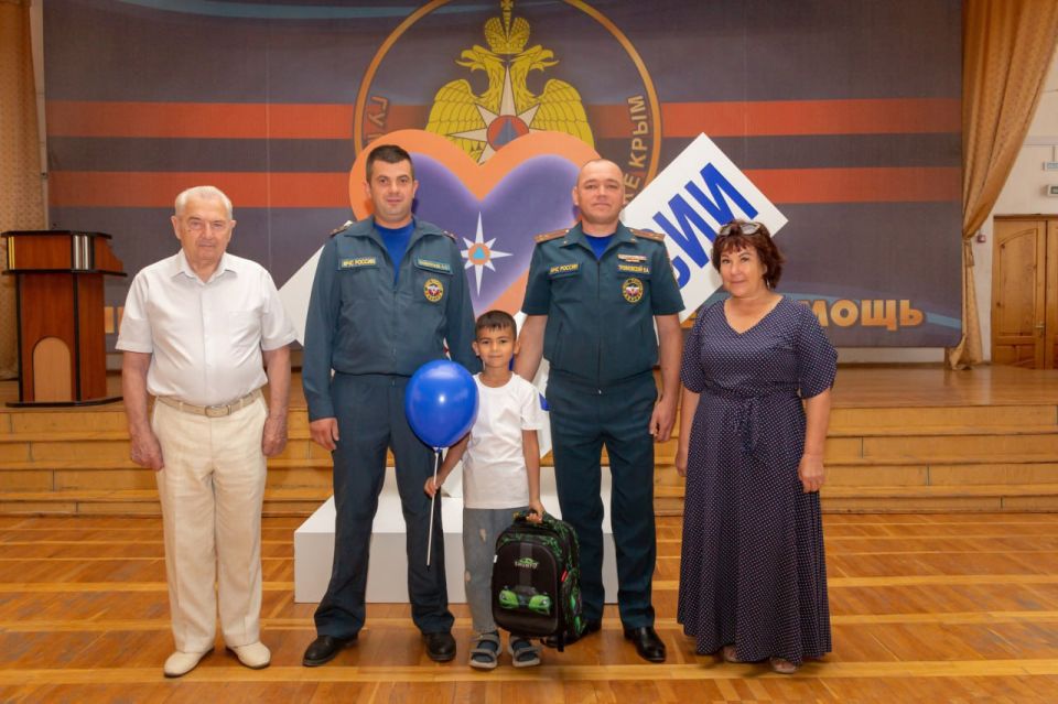 В честь 35-летия МЧС России сотрудники ведомства провели акцию «35 добрых дел» В честь 35-летия МЧС России сотрудники ведомства провели акцию «35 добрых дел»