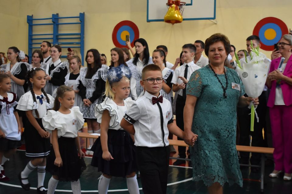 Галина Огнёва: Дорогие друзья, уважаемые жители Алушты, дорогие педагоги, родители и, конечно, наши любимые школьники! Галина Огнёва: Дорогие друзья, уважаемые жители Алушты, дорогие педагоги, родители и, конечно, наши любимые школьники!