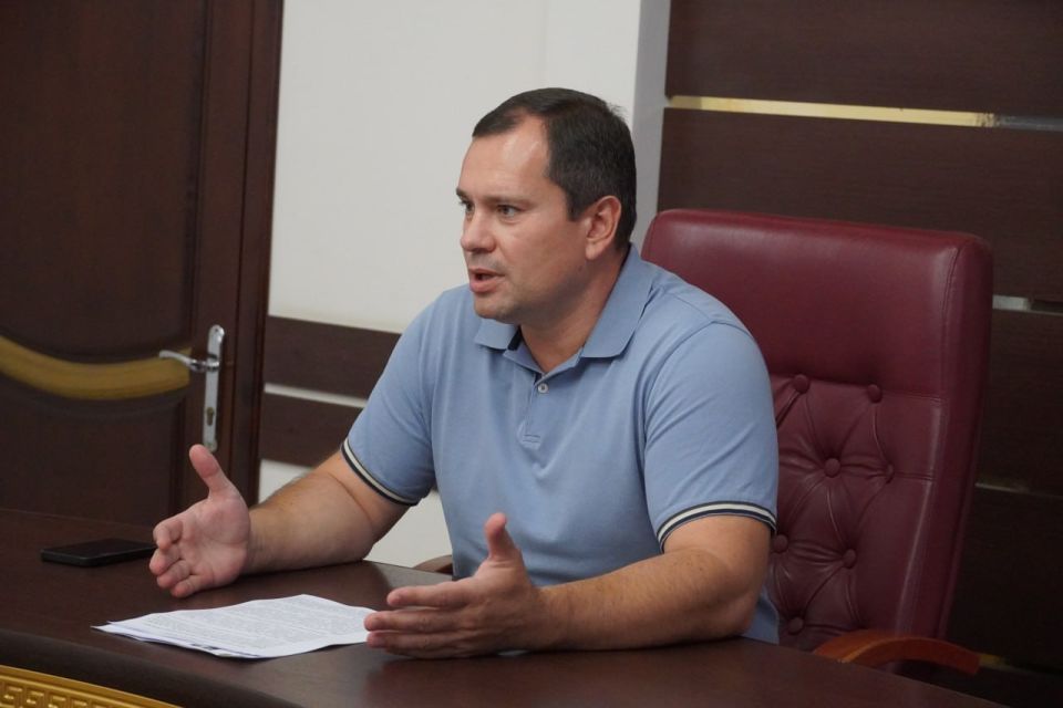 Глава администрации Керчи Олег Каторгин начал аппаратное совещание с участием заместителей и руководителей структурных подразделений администрации с отчетов о выполнении поручений Глава администрации Керчи Олег Каторгин начал аппаратное совещание с участием заместителей и руководителей структурных подразделений администрации с отчетов о выполнении поручений