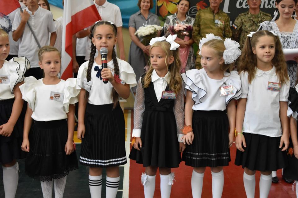 Галина Огнёва: Дорогие друзья, уважаемые жители Алушты, дорогие педагоги, родители и, конечно, наши любимые школьники! Галина Огнёва: Дорогие друзья, уважаемые жители Алушты, дорогие педагоги, родители и, конечно, наши любимые школьники!