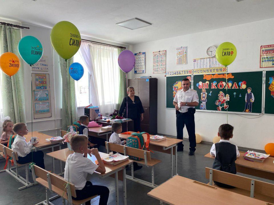 Сотрудники крымской полиции обеспечили безопасность во время праздничных мероприятий, посвященных Дню знаний Сотрудники крымской полиции обеспечили безопасность во время праздничных мероприятий, посвященных Дню знаний