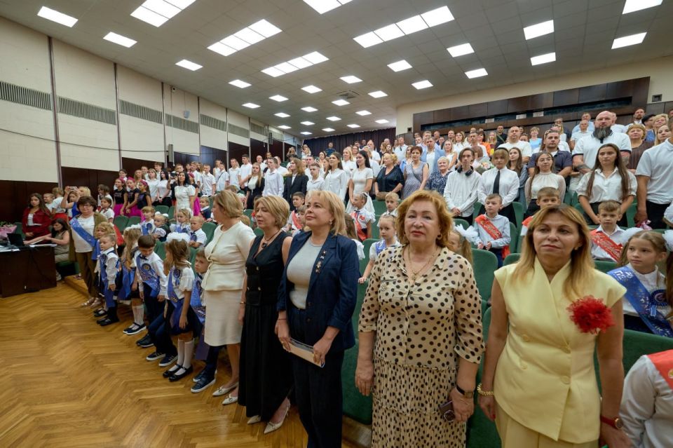 Янина Павленко: Поздравила юных звёздочек школы №15, для которых первый звонок прозвучал сегодня в большом зале Администрации Янина Павленко: Поздравила юных звёздочек школы №15, для которых первый звонок прозвучал сегодня в большом зале Администрации