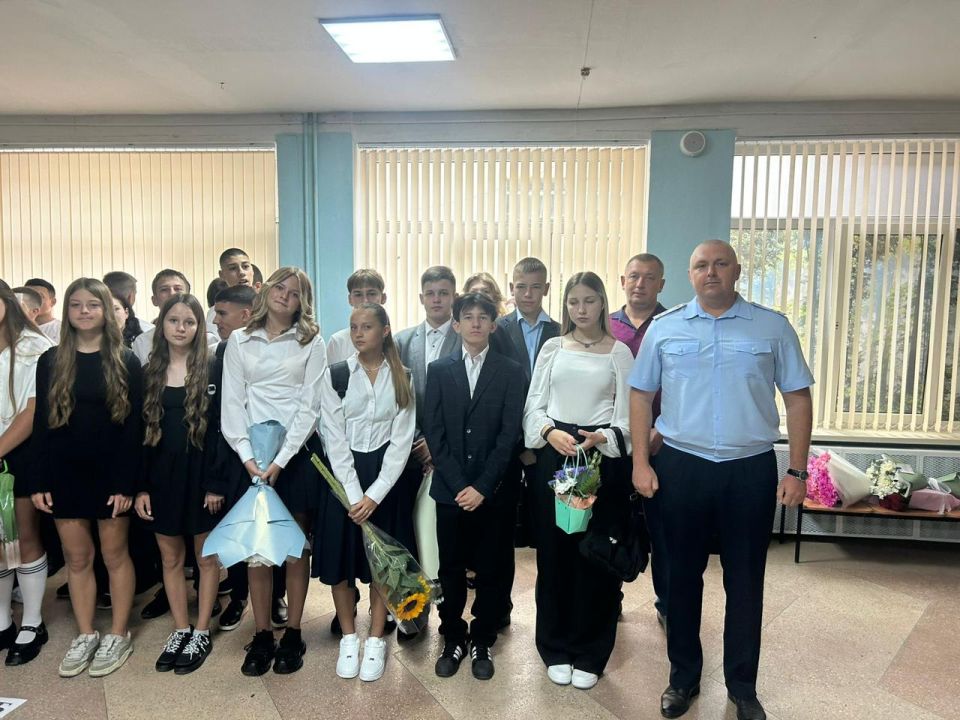Транспортные полицейские Крыма приняли участие в праздничных линейках, приуроченных Дню знаний Транспортные полицейские Крыма приняли участие в праздничных линейках, приуроченных Дню знаний