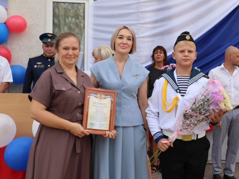 Инна Федоренко: Дорогие друзья!. С сегодняшним утром начался новый учебный год, и я с радостью приняла участие в празднике, который организовали в честь Дня Знаний в Азовской школе-гимназии Инна Федоренко: Дорогие друзья!. С сегодняшним утром начался новый учебный год, и я с радостью приняла участие в празднике, который организовали в честь Дня Знаний в Азовской школе-гимназии