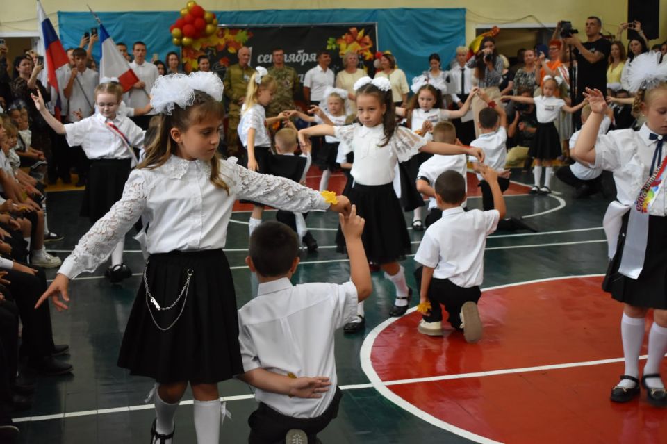 Галина Огнёва: Дорогие друзья, уважаемые жители Алушты, дорогие педагоги, родители и, конечно, наши любимые школьники! Галина Огнёва: Дорогие друзья, уважаемые жители Алушты, дорогие педагоги, родители и, конечно, наши любимые школьники!