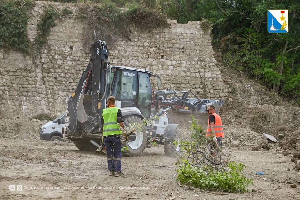 На улице Адмирала Макарова идут масштабные работы по замене аварийной подпорной стены длиной 68 метров возле домов №11 и №13 На улице Адмирала Макарова идут масштабные работы по замене аварийной подпорной стены длиной 68 метров возле домов №11 и №13
