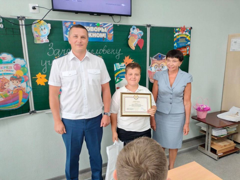 Заместитель прокурора Крыма Леонид Селивёрстов поздравил учащихся подшефной школы «Злагода» с началом нового учебного года Заместитель прокурора Крыма Леонид Селивёрстов поздравил учащихся подшефной школы «Злагода» с началом нового учебного года