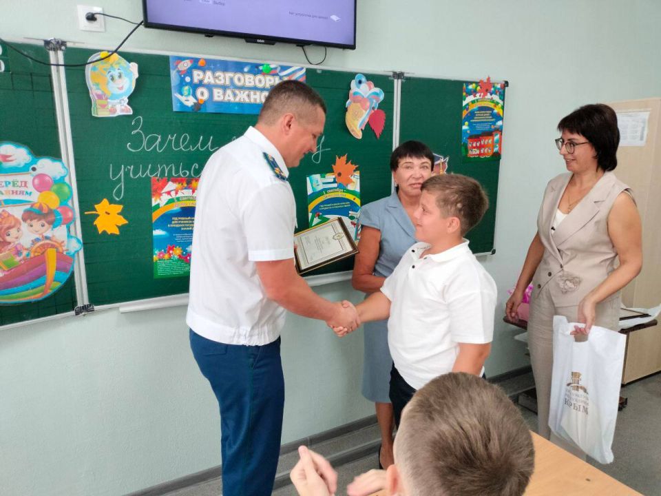 Заместитель прокурора Крыма Леонид Селивёрстов поздравил учащихся подшефной школы «Злагода» с началом нового учебного года Заместитель прокурора Крыма Леонид Селивёрстов поздравил учащихся подшефной школы «Злагода» с началом нового учебного года