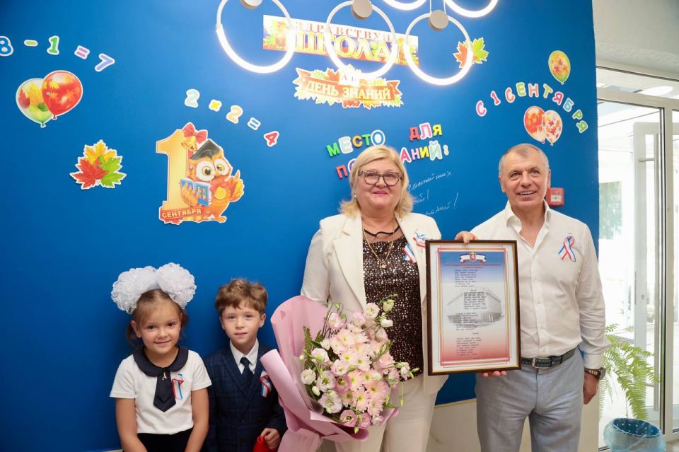 Владимир Константинов поздравил крымчан с Днём знаний Владимир Константинов поздравил крымчан с Днём знаний