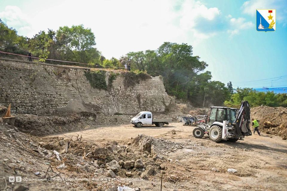 На улице Адмирала Макарова идут масштабные работы по замене аварийной подпорной стены длиной 68 метров возле домов №11 и №13 На улице Адмирала Макарова идут масштабные работы по замене аварийной подпорной стены длиной 68 метров возле домов №11 и №13