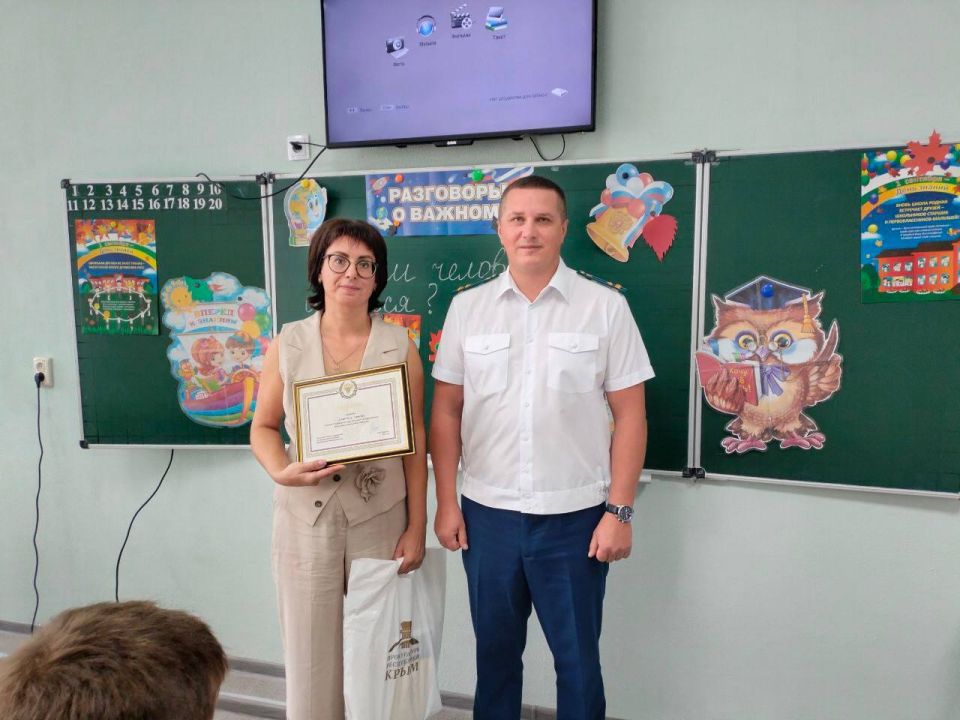 Заместитель прокурора Крыма Леонид Селивёрстов поздравил учащихся подшефной школы «Злагода» с началом нового учебного года Заместитель прокурора Крыма Леонид Селивёрстов поздравил учащихся подшефной школы «Злагода» с началом нового учебного года