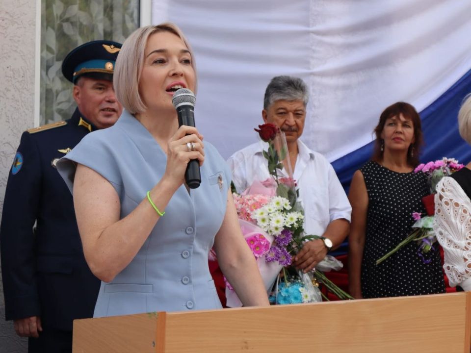 Инна Федоренко: Дорогие друзья!. С сегодняшним утром начался новый учебный год, и я с радостью приняла участие в празднике, который организовали в честь Дня Знаний в Азовской школе-гимназии Инна Федоренко: Дорогие друзья!. С сегодняшним утром начался новый учебный год, и я с радостью приняла участие в празднике, который организовали в честь Дня Знаний в Азовской школе-гимназии