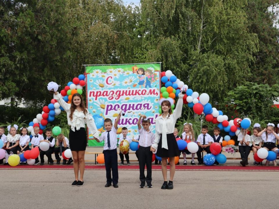 Инна Федоренко: Дорогие друзья!. С сегодняшним утром начался новый учебный год, и я с радостью приняла участие в празднике, который организовали в честь Дня Знаний в Азовской школе-гимназии Инна Федоренко: Дорогие друзья!. С сегодняшним утром начался новый учебный год, и я с радостью приняла участие в празднике, который организовали в честь Дня Знаний в Азовской школе-гимназии