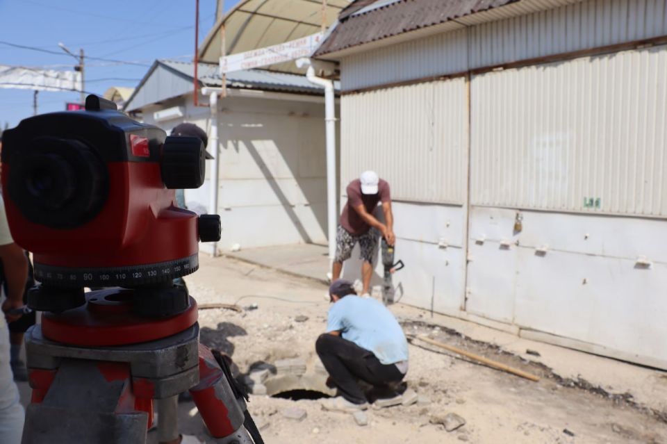 На центральном рынке Керчи продолжаются работы по устройству ливневой канализации На центральном рынке Керчи продолжаются работы по устройству ливневой канализации