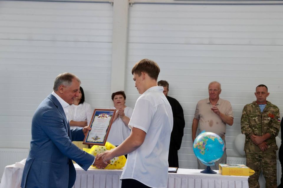 Владимир Константинов поздравил крымчан с Днём знаний Владимир Константинов поздравил крымчан с Днём знаний