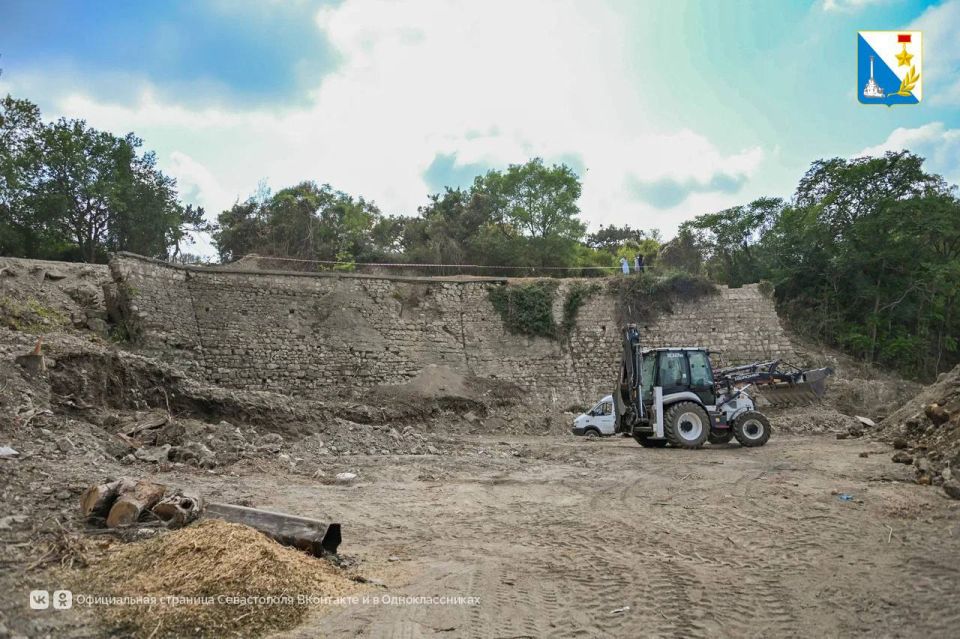 На улице Адмирала Макарова идут масштабные работы по замене аварийной подпорной стены длиной 68 метров возле домов №11 и №13