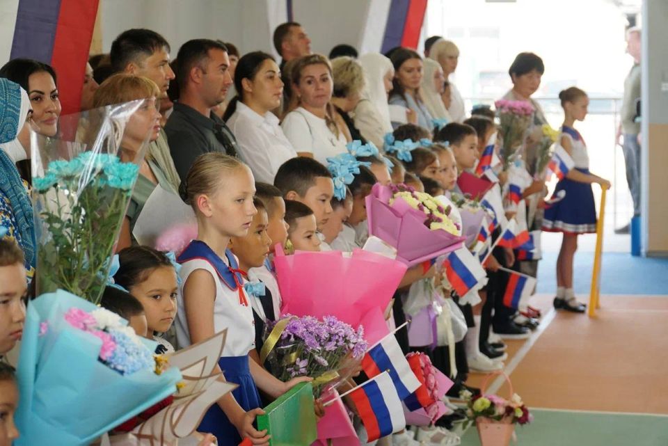 Александр Юрьев: Сегодня в микрорайоне Исмаил-Бей состоялось открытие нового здания МБОУ «Средняя школа №18 с крымскотатарским и русским языком обучения им. генерала Исмаила Булатовича Булатова» Александр Юрьев: Сегодня в микрорайоне Исмаил-Бей состоялось открытие нового здания МБОУ «Средняя школа №18 с крымскотатарским и русским языком обучения им. генерала Исмаила Булатовича Булатова»
