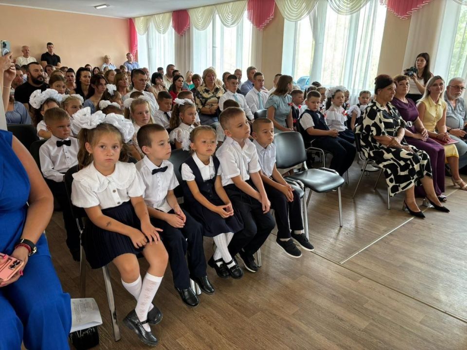 Сегодня заместители главы администрации и сотрудники посетили все утренники "Первый звонок" в школах Бахчисарайского района, зачитали правительственные телеграммы и поздравили учителей, родителей и педагогов с началом... Сегодня заместители главы администрации и сотрудники посетили все утренники "Первый звонок" в школах Бахчисарайского района, зачитали правительственные телеграммы и поздравили учителей, родителей и педагогов с началом...
