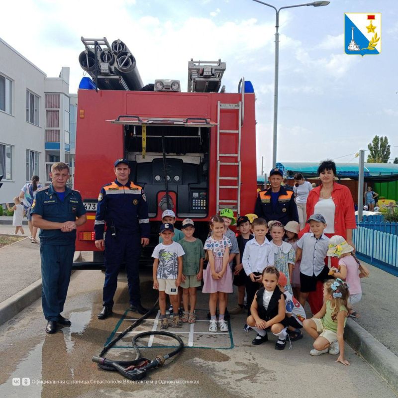 В День знаний сотрудники пожарно-спасательной части «Орловка» провели урок безопасности для малышей детского сада №103 в Каче В День знаний сотрудники пожарно-спасательной части «Орловка» провели урок безопасности для малышей детского сада №103 в Каче