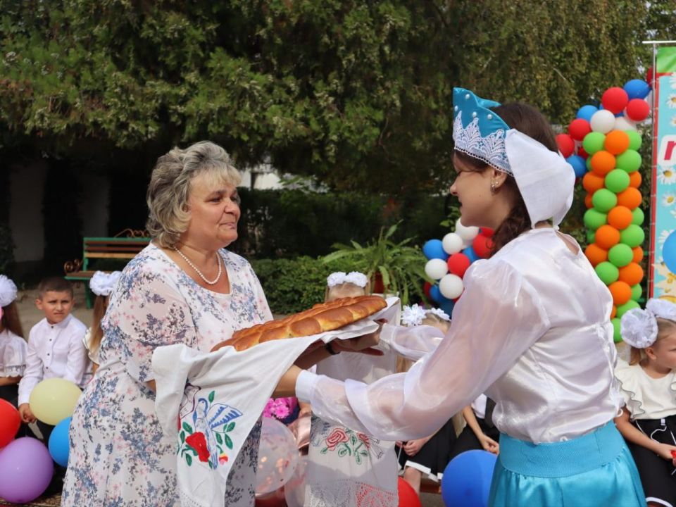 Инна Федоренко: Дорогие друзья!. С сегодняшним утром начался новый учебный год, и я с радостью приняла участие в празднике, который организовали в честь Дня Знаний в Азовской школе-гимназии Инна Федоренко: Дорогие друзья!. С сегодняшним утром начался новый учебный год, и я с радостью приняла участие в празднике, который организовали в честь Дня Знаний в Азовской школе-гимназии