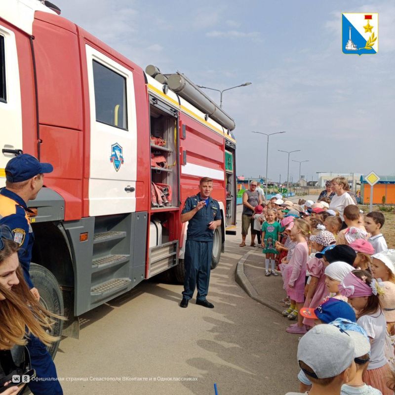 В День знаний сотрудники пожарно-спасательной части «Орловка» провели урок безопасности для малышей детского сада №103 в Каче В День знаний сотрудники пожарно-спасательной части «Орловка» провели урок безопасности для малышей детского сада №103 в Каче