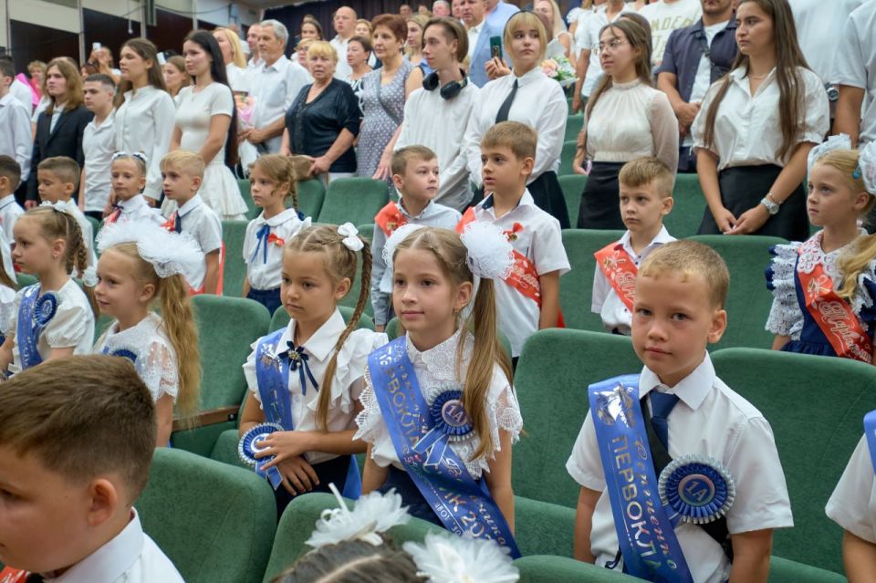 Янина Павленко: Поздравила юных звёздочек школы №15, для которых первый звонок прозвучал сегодня в большом зале Администрации Янина Павленко: Поздравила юных звёздочек школы №15, для которых первый звонок прозвучал сегодня в большом зале Администрации