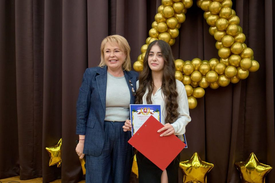 Янина Павленко: Поздравила юных звёздочек школы №15, для которых первый звонок прозвучал сегодня в большом зале Администрации Янина Павленко: Поздравила юных звёздочек школы №15, для которых первый звонок прозвучал сегодня в большом зале Администрации