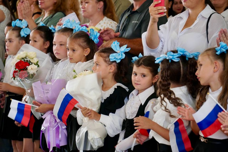 В Евпатории открылась новая школа имени генерала И.Б. Булатова В Евпатории открылась новая школа имени генерала И.Б. Булатова