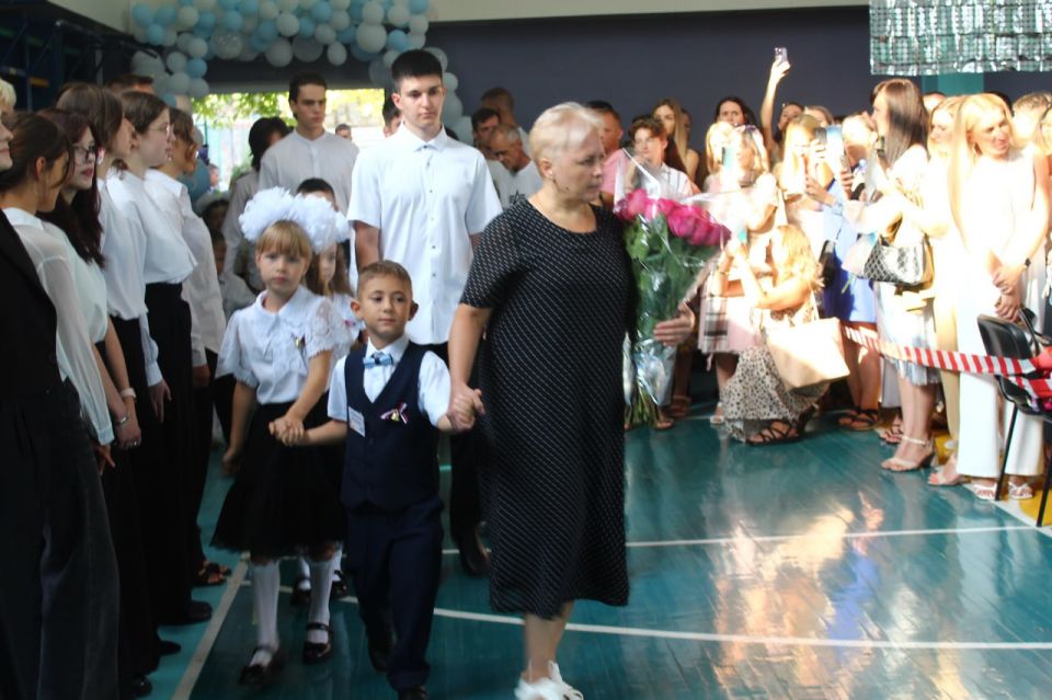 Галина Огнёва: Дорогие друзья, уважаемые жители Алушты, дорогие педагоги, родители и, конечно, наши любимые школьники! Галина Огнёва: Дорогие друзья, уважаемые жители Алушты, дорогие педагоги, родители и, конечно, наши любимые школьники!