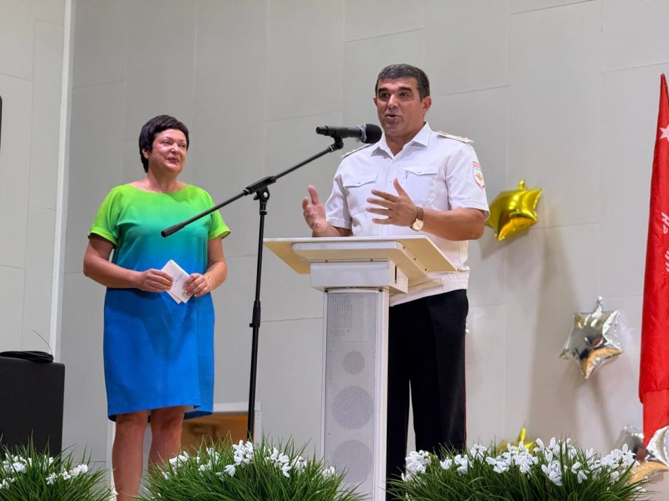 Руководители управления Госавтоинспекции в День знаний поздравили учеников крымских школ с новым учебным годом и напомнили им о правилах дорожного движения Руководители управления Госавтоинспекции в День знаний поздравили учеников крымских школ с новым учебным годом и напомнили им о правилах дорожного движения