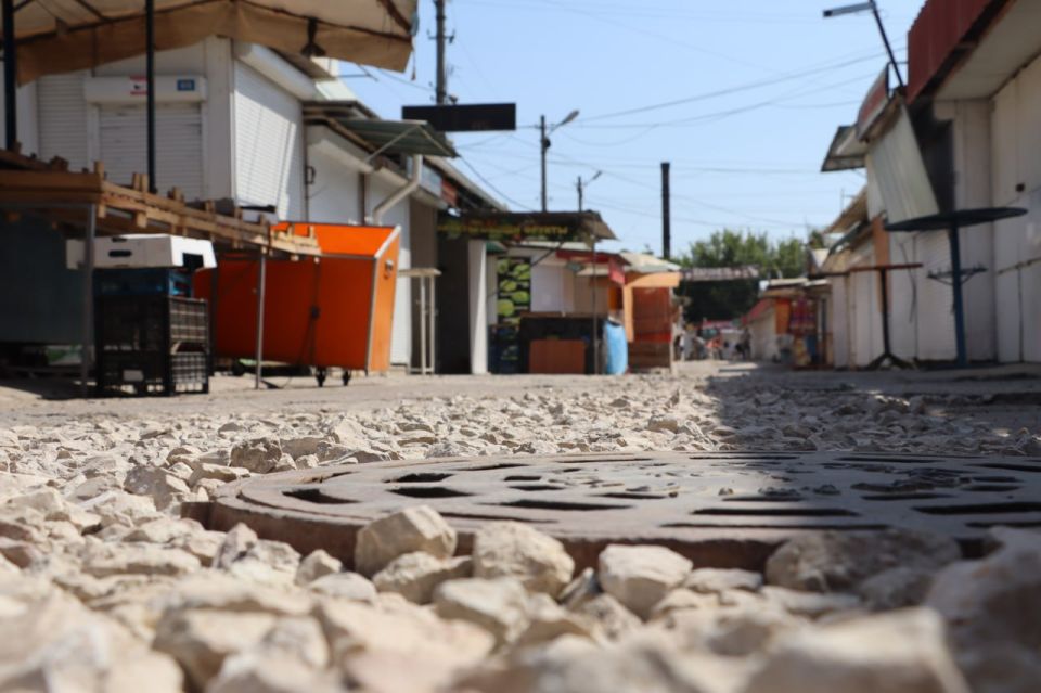 На центральном рынке Керчи продолжаются работы по устройству ливневой канализации На центральном рынке Керчи продолжаются работы по устройству ливневой канализации