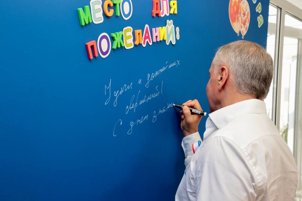 Владимир Константинов поздравил крымчан с Днём знаний Владимир Константинов поздравил крымчан с Днём знаний