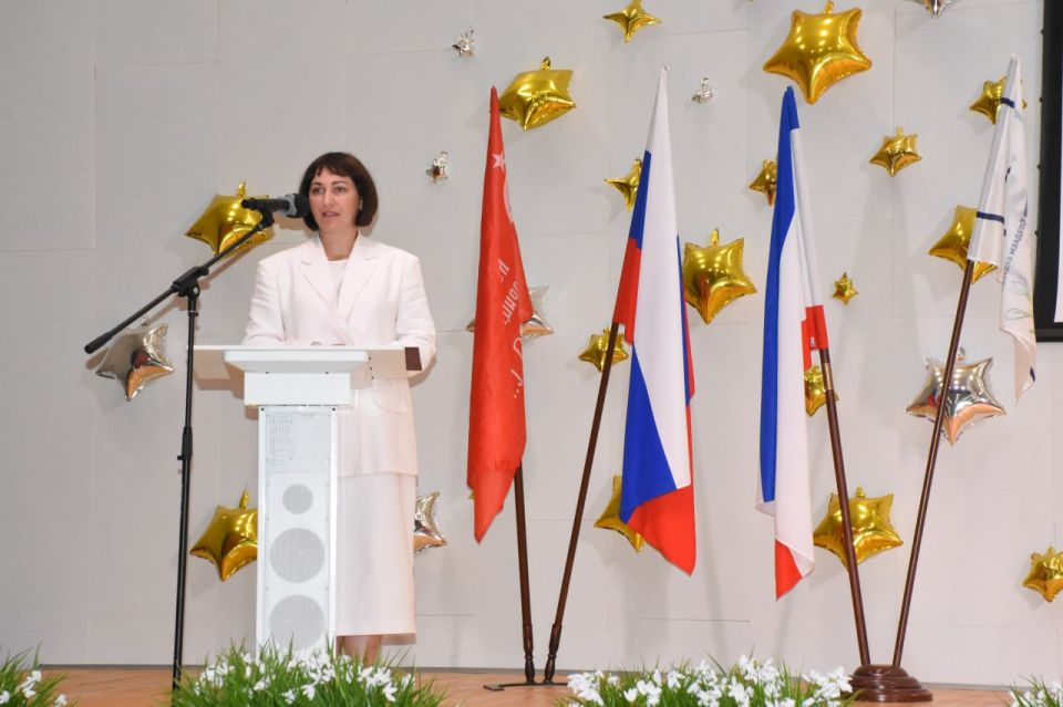 Лариса Кулинич поздравила школьников с началом нового учебного года Лариса Кулинич поздравила школьников с началом нового учебного года