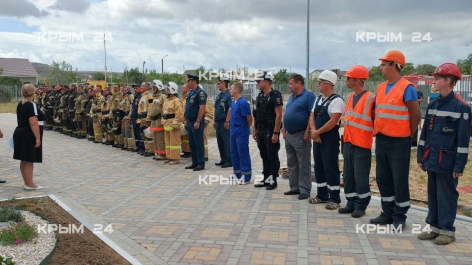 Скопление пожарных у детского сада в селе Насыпное вблизи Феодосии оказалось учениями Скопление пожарных у детского сада в селе Насыпное вблизи Феодосии оказалось учениями