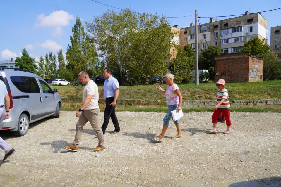 Глава администрации Керчи Олег Каторгин провел встречу с керчанами, реализующими товары, бывшие в употреблении, на территории, прилегающей к оптово-розничному рынку Глава администрации Керчи Олег Каторгин провел встречу с керчанами, реализующими товары, бывшие в употреблении, на территории, прилегающей к оптово-розничному рынку