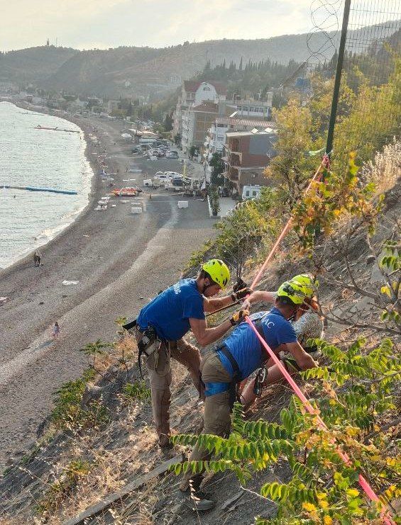 Женщина застряла на крутом склоне в Алуште Женщина застряла на крутом склоне в Алуште