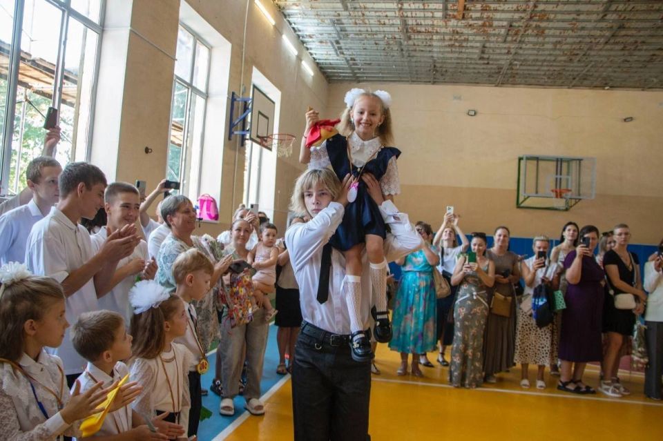 Сотрудники ОМОН «Грифон» Главного управления Росгвардии по Республике Крым и г. Севастополю приняли участие в торжественных мероприятиях со своими подшефными воспитанниками в МБОУ ОШ №17 им. Веры Белик в городе-герое Керчь Сотрудники ОМОН «Грифон» Главного управления Росгвардии по Республике Крым и г. Севастополю приняли участие в торжественных мероприятиях со своими подшефными воспитанниками в МБОУ ОШ №17 им. Веры Белик в городе-герое Керчь
