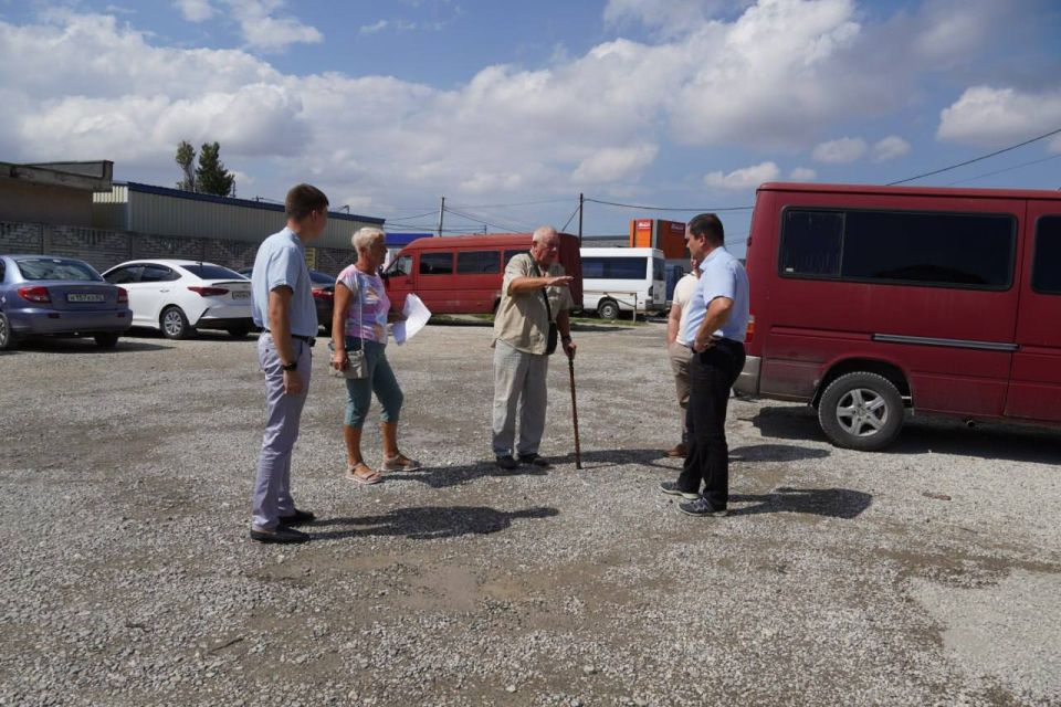 Глава администрации Керчи Олег Каторгин провел встречу с керчанами, реализующими товары, бывшие в употреблении, на территории, прилегающей к оптово-розничному рынку Глава администрации Керчи Олег Каторгин провел встречу с керчанами, реализующими товары, бывшие в употреблении, на территории, прилегающей к оптово-розничному рынку