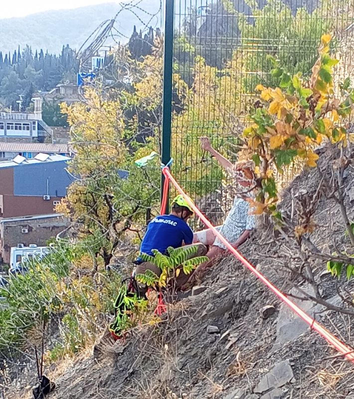 Женщина застряла на крутом склоне в Алуште Женщина застряла на крутом склоне в Алуште