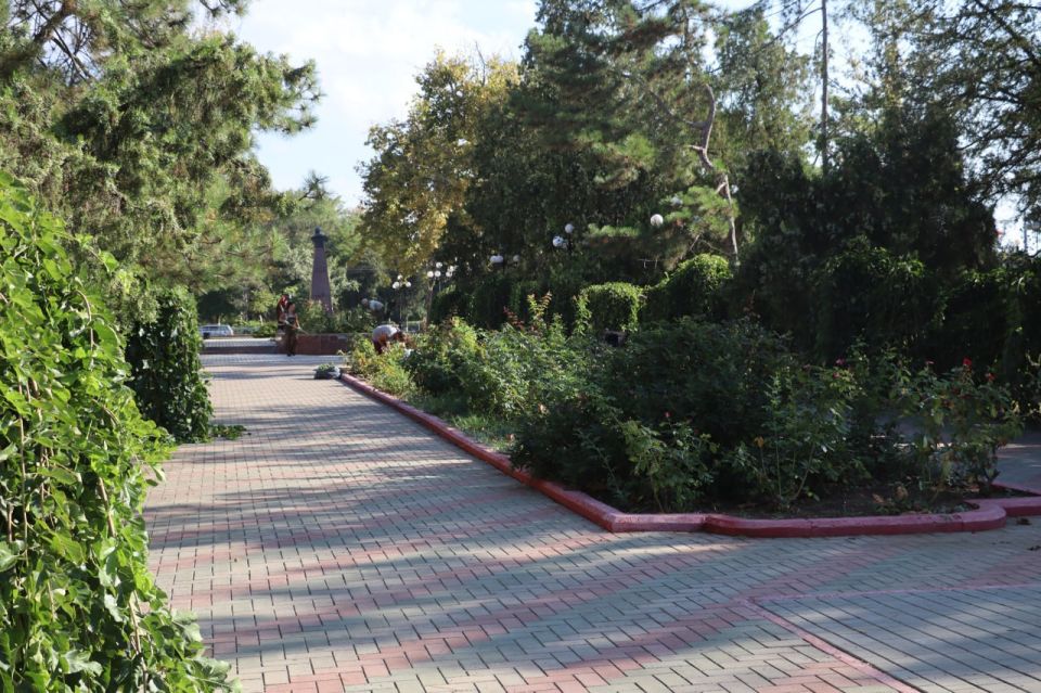 Сотрудники Зеленхоза выполнили снос и санитарную обрезку в Молодёжном парке Сотрудники Зеленхоза выполнили снос и санитарную обрезку в Молодёжном парке