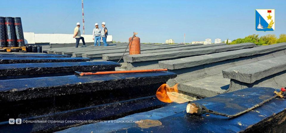 Ремонтируем кровли домов. В августе на Горпищенко, 110, стартовал капремонт кровли 5 жилых корпусов Ремонтируем кровли домов. В августе на Горпищенко, 110, стартовал капремонт кровли 5 жилых корпусов