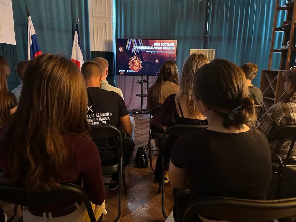 Показ премьерного документального фильма «Код доступа: Дальневосточная Победа» также организован Волонтерами Победы в Симферополе на площадке Дома Молодежи Показ премьерного документального фильма «Код доступа: Дальневосточная Победа» также организован Волонтерами Победы в Симферополе на площадке Дома Молодежи