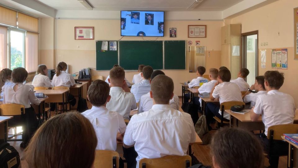 3 сентября в МБОУ «Школа-лицей №3 им. А. С. Макаренко» состоялись классные часы, приуроченные ко Дню солидарности в борьбе с терроризмом и памяти жертв трагедии в Беслане 3 сентября в МБОУ «Школа-лицей №3 им. А. С. Макаренко» состоялись классные часы, приуроченные ко Дню солидарности в борьбе с терроризмом и памяти жертв трагедии в Беслане