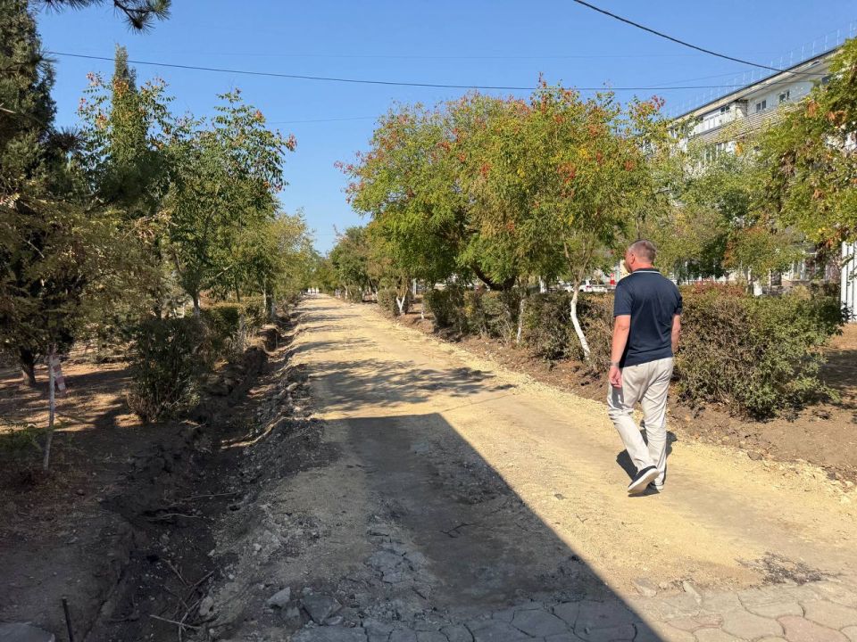 Александр Юрьев: Сегодня во время обхода города проверил работы по благоустройству ул. Героев-Десантников в Новоозёрном и возведению модульного спортивного зала в Заозёрненской школе Александр Юрьев: Сегодня во время обхода города проверил работы по благоустройству ул. Героев-Десантников в Новоозёрном и возведению модульного спортивного зала в Заозёрненской школе