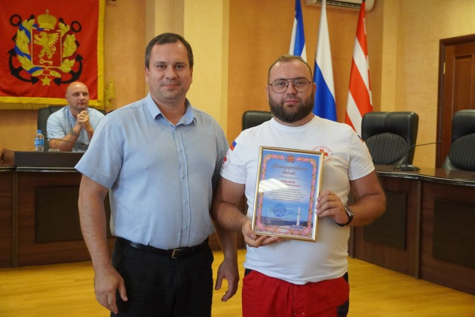 Глава администрации Олег Каторгин принял участие во встрече с сотрудниками «Российского Красного Креста», которые активно помогали в организации помощи стоящим в очереди на автоподходах к Крымскому мосту Глава администрации Олег Каторгин принял участие во встрече с сотрудниками «Российского Красного Креста», которые активно помогали в организации помощи стоящим в очереди на автоподходах к Крымскому мосту