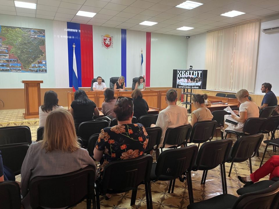 27.08.2025 г. под руководством председателя Комиссии по делам несовершеннолетних и защите их прав в Бахчисарайском районе Падалко А.В. проведено заседание круглого стола на тему: «О профилактике безнадзорности и... 27.08.2025 г. под руководством председателя Комиссии по делам несовершеннолетних и защите их прав в Бахчисарайском районе Падалко А.В. проведено заседание круглого стола на тему: «О профилактике безнадзорности и...