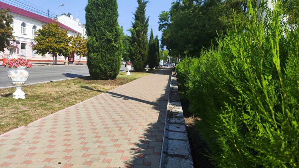 В сквере у Морского вокзала меняют верхние элементы подпорной стенки В сквере у Морского вокзала меняют верхние элементы подпорной стенки