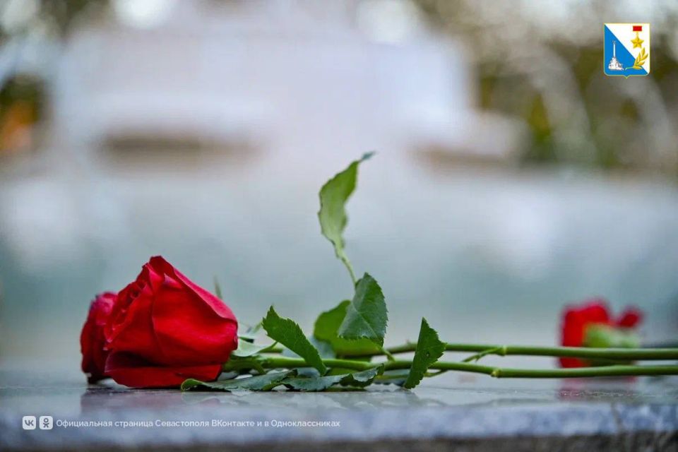 Помним. Севастопольцы почтили память погибших в Беслане минутой молчания и возложили цветы Помним. Севастопольцы почтили память погибших в Беслане минутой молчания и возложили цветы