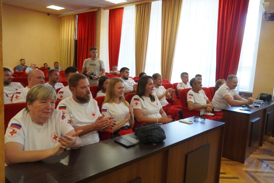 Глава администрации Олег Каторгин принял участие во встрече с сотрудниками «Российского Красного Креста», которые активно помогали в организации помощи стоящим в очереди на автоподходах к Крымскому мосту Глава администрации Олег Каторгин принял участие во встрече с сотрудниками «Российского Красного Креста», которые активно помогали в организации помощи стоящим в очереди на автоподходах к Крымскому мосту