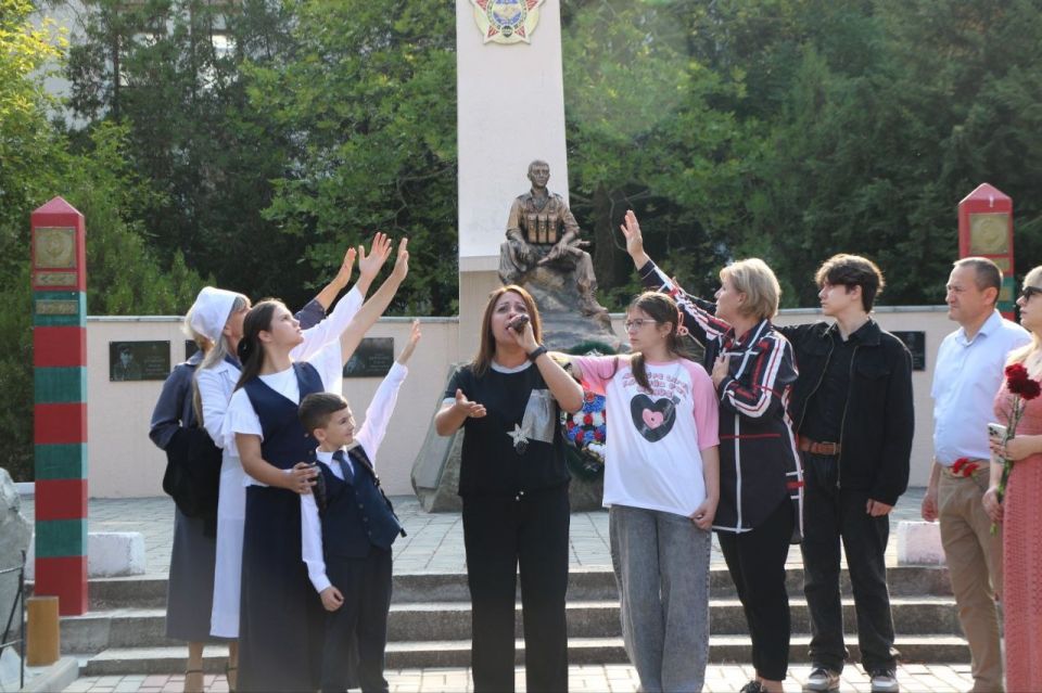 Сегодня на Аллее славы в городе Бахчисарай прошёл траурный митинг, посвящённый Дню солидарности в борьбе с терроризмом Сегодня на Аллее славы в городе Бахчисарай прошёл траурный митинг, посвящённый Дню солидарности в борьбе с терроризмом